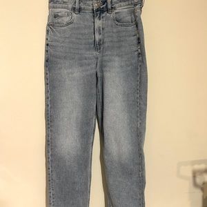 American Eagle size 4 women’s Mom jeans straight legs light blue